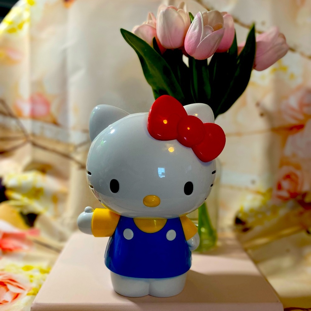 Sanrio Hello Kitty 7” Dancing and Waving Animated Figure